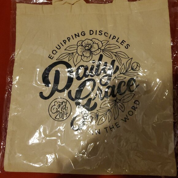 NEW THE DAILY GRACE CANVAS TOTE BAG LUNCH GROCERY TRAVEL BEACH GYM - Picture 1 of 2